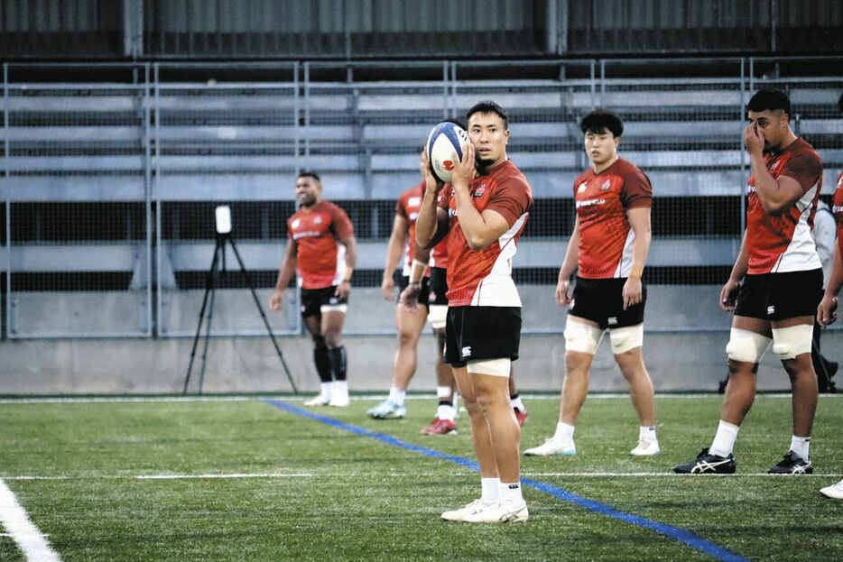 １１日、次戦に向けた練習で立川に代わる司令塔のＳＯに入った松永（中央＝（ｃ）ＪＲＦＵ）