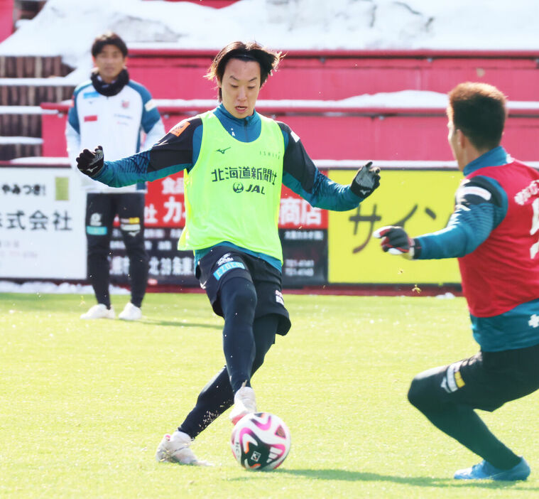 ２０日の紅白戦でゴールを狙う札幌・白井（中央）