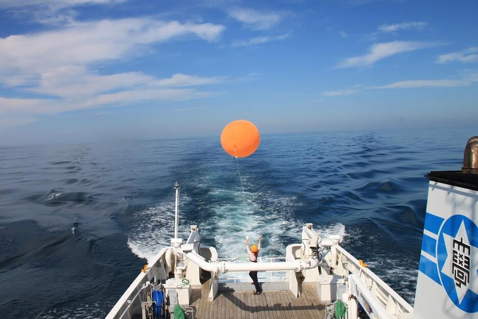 ラジオゾンデを使った気象の観測。気球を飛ばし高層大気の状態を測定し、データを無線で地上に送る