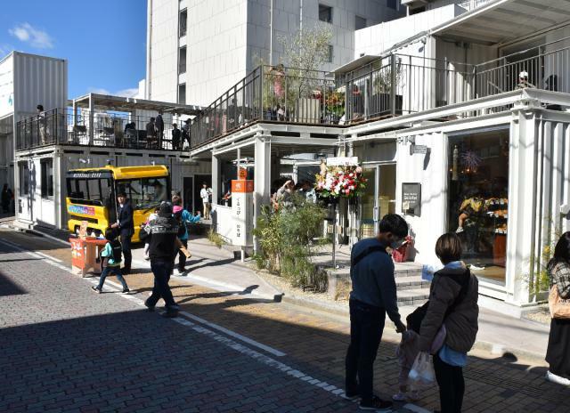 ８店舗が先行オープンした宮崎市中心市街地の商業施設「ＨＡＲＯＷ広島通」＝２３日午後、同市広島１丁目