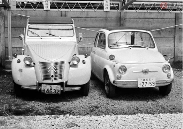 宮崎 駿さんのシトロエン2CV（左）と大塚康生さんのフィアット500F（右）。この写真は以前に大塚康生さんから「好きに使っていいよ」と筆者に提供されたもの（大塚康生氏提供）。