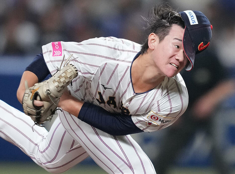 日本対オーストラリア　帽子を飛ばしながら力投する日本先発の井上（撮影・垰建太）