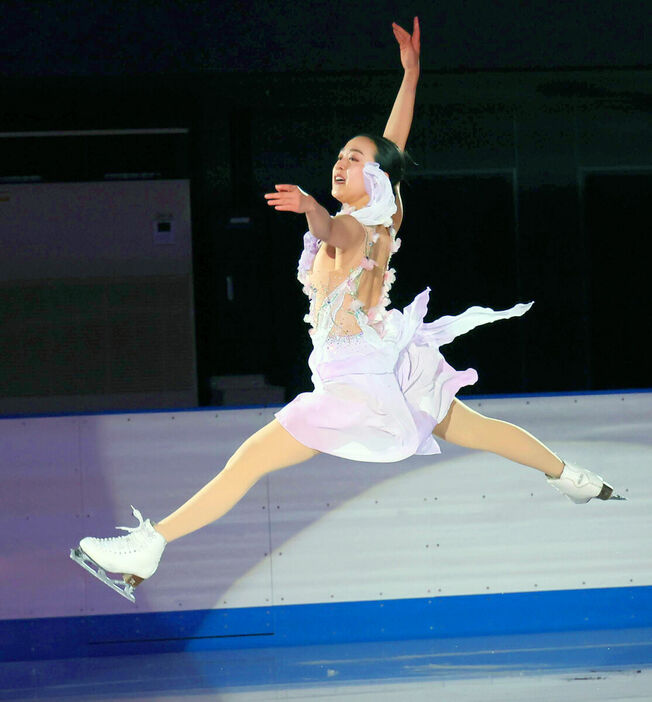 オープニングセレモニーで演技する浅田真央さん（カメラ・佐々木　清勝）