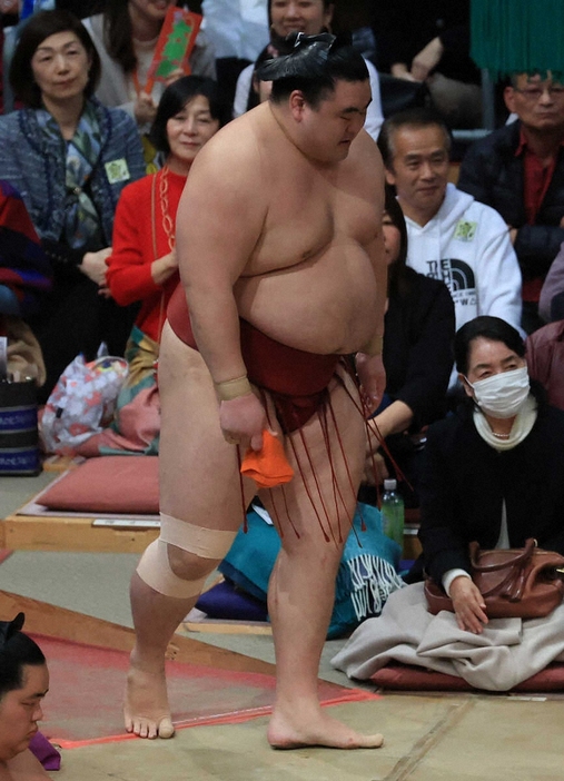 ＜大相撲九州場所14日目＞敗れた隆の勝（撮影・岸　良祐）