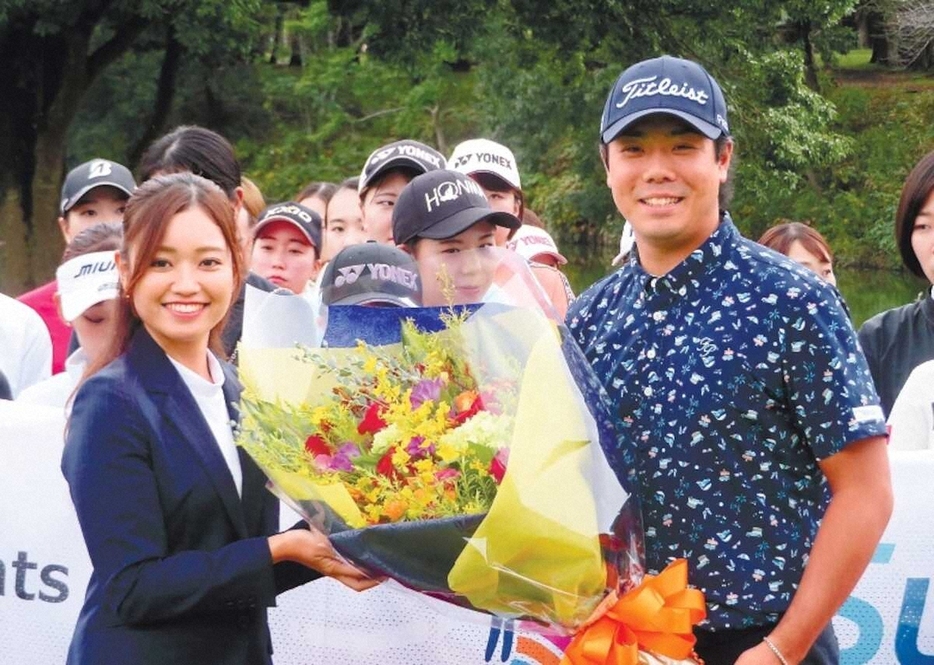 サステナブルゴルフツアーの加藤みなみ代表（左）と優勝した村上拓海