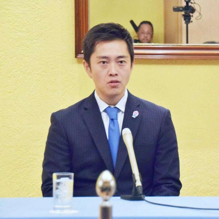 地域政党「大阪維新の会」の代表に再選し、会見する吉村洋文氏＝19日午後、大阪市中央区