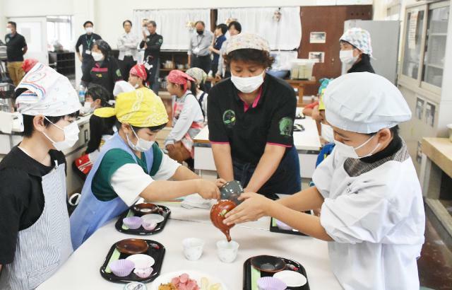 おいしい茶の入れ方や作法を学んだ田野小児童ら