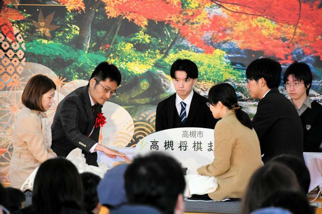 公開対局に臨む棋士=2024年11月16日午前10時49分、大阪府高槻市、岡田真実撮影