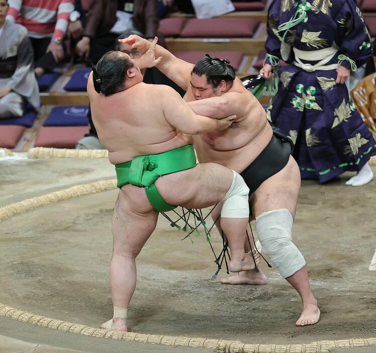 大奄美（右）が押し出しで千代丸を下す（カメラ・豊田　秀一）