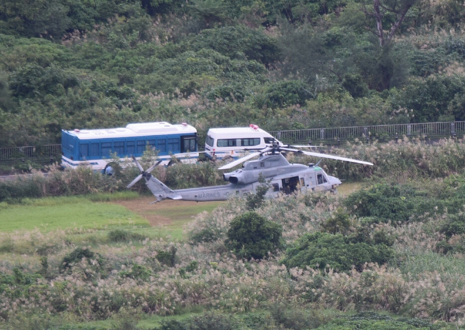 沖縄県の玉城デニー知事は１５日の定例会見で、同県国頭村で１４日に米軍ヘリが不時着したことについて、「県民に大きな不安を与えるもので極めて遺憾だ」と述べた。写真は不時着した米軍ヘリ＝同日午前