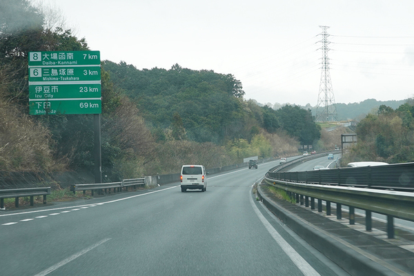 伊豆縦貫道の一部を構成する東駿河湾環状道路。これを静岡方面へ延伸する事業が進められている（乗りものニュース編集部撮影）。