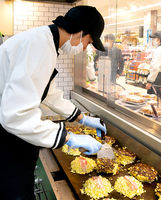 お好み焼専門店さながらに鉄板で1枚1枚焼いている