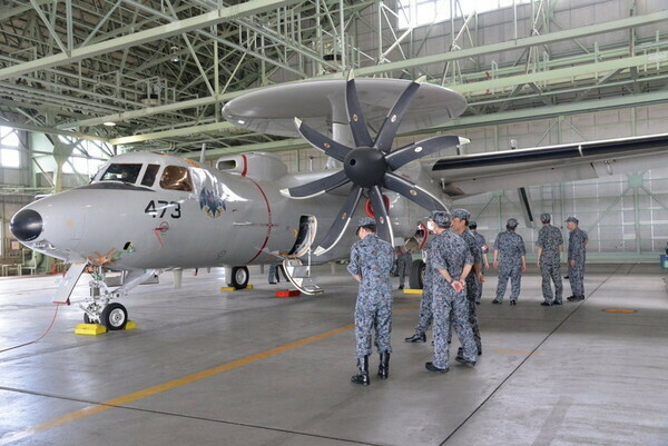 航空自衛隊が導入を進めている新型のE-2D早期警戒機。2024年現在の保有機数は5機、最終的には18機まで増える予定（画像：航空自衛隊）。