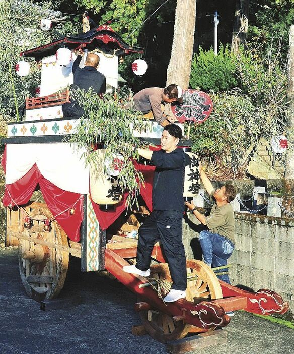 「地車」にササなどの飾りを付ける安居青年団（１０月３０日、和歌山県白浜町安居で）