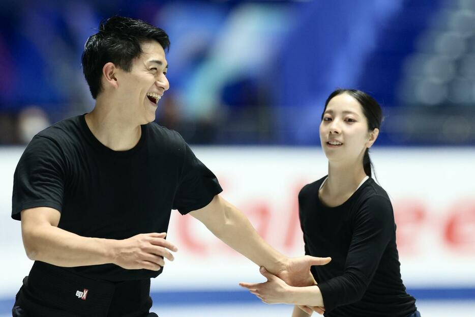 公式練習で笑顔を見せる木原（左）と三浦（撮影・河田真司）