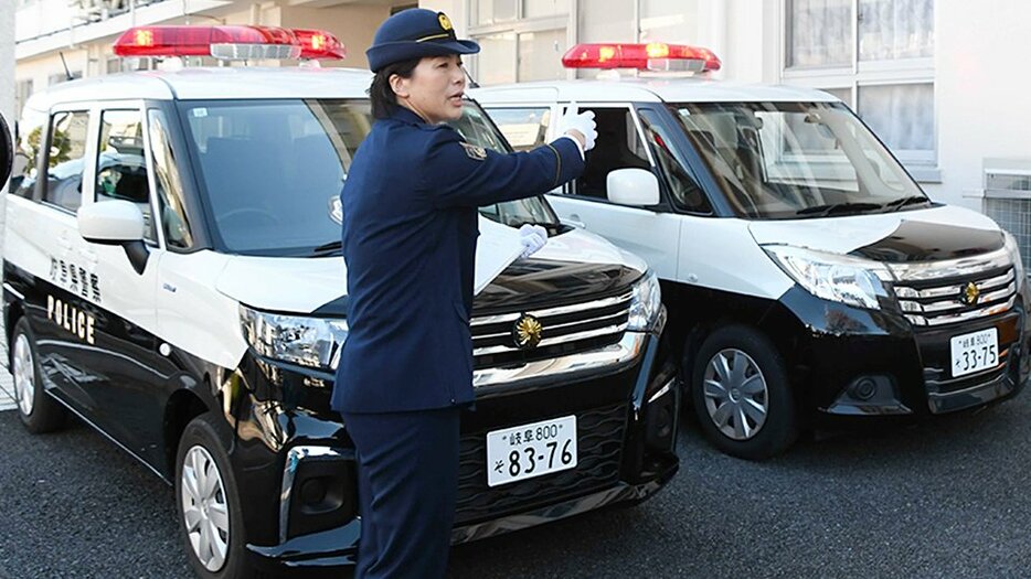 ゆっくり点滅する新しい赤色灯を搭載した小型パトカー。右は従来の赤色灯を搭載＝岐阜市加納西丸町、岐阜聾学校