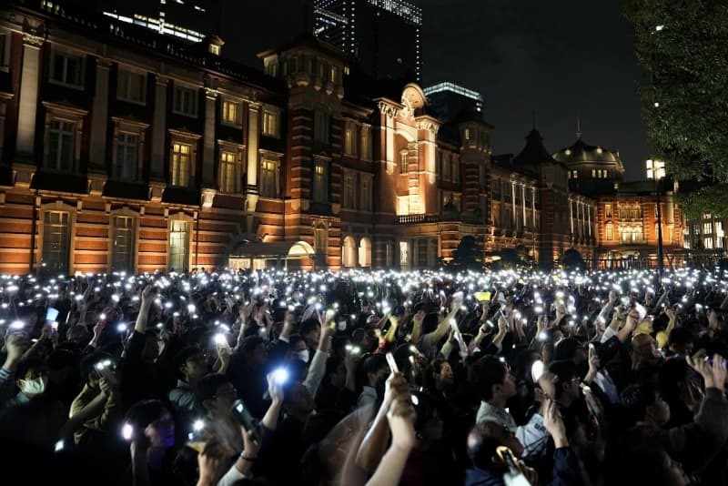 衆院選最終日、国民民主党・玉木代表の街頭演説で、スマートフォンのライトを照らす有権者ら＝２０２４年１０月２６日、東京都内