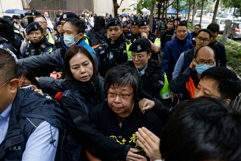 香港民主派が香港国家安全維持法違反に問われた裁判での量刑言い渡しを前に、裁判所の周囲には多くの人が集まった＝香港で2024年11月19日、ロイター