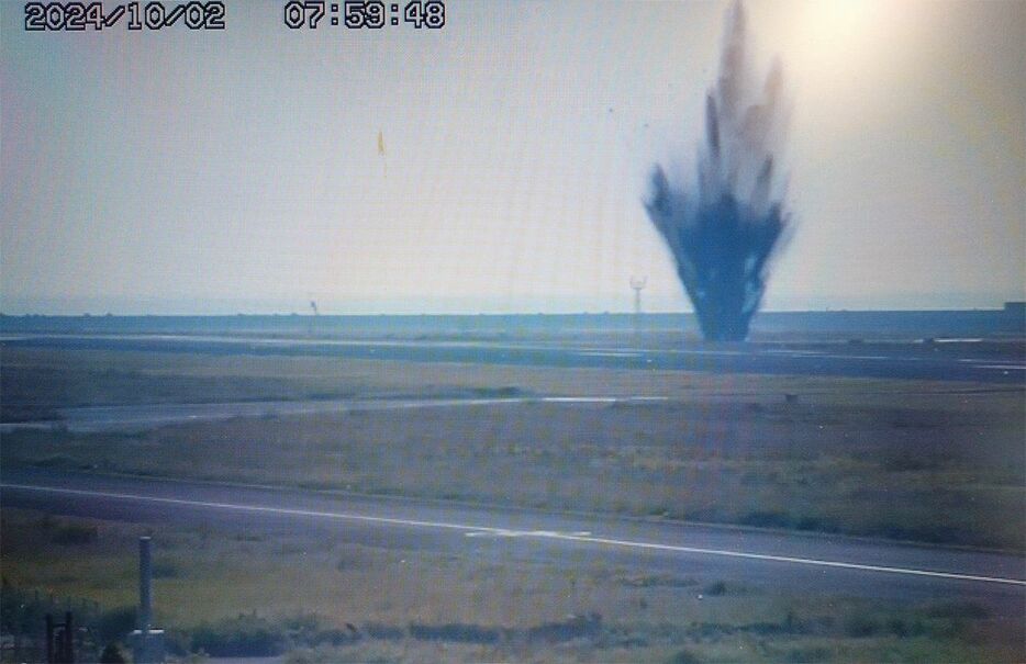 不発弾が爆発した宮崎空港の誘導路を映した無人カメラの映像＝2日［航空大学校提供］（時事）