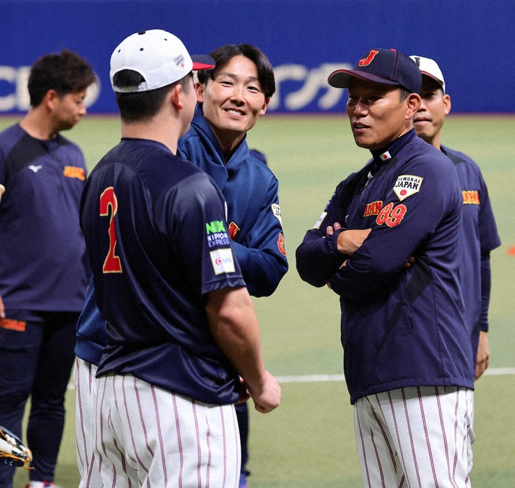 牧（左）と話す源田（中央）、井端監督（撮影・光山　貴大）