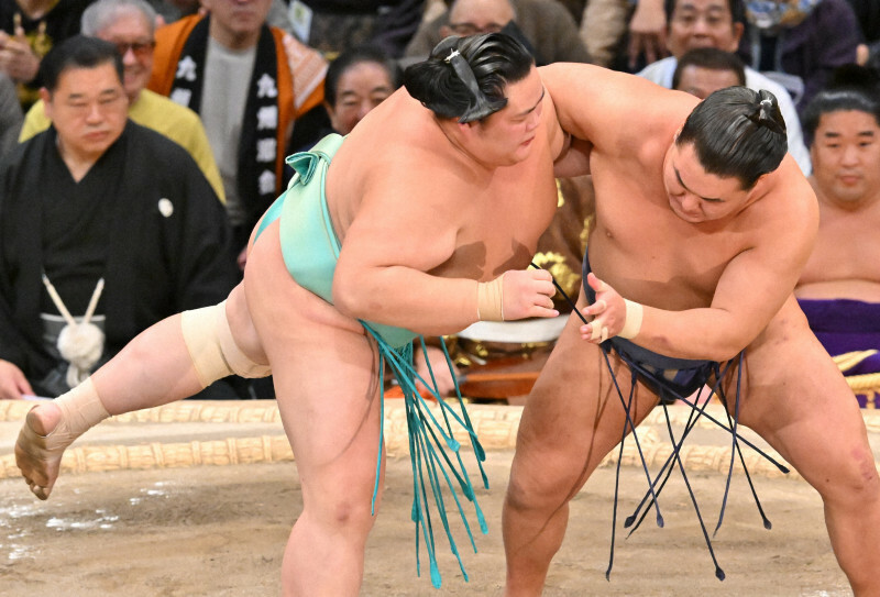 大相撲九州場所千秋楽で、豊昇龍（右）を破って初優勝を決めた琴桜＝福岡国際センターで2024年11月24日、野田武撮影