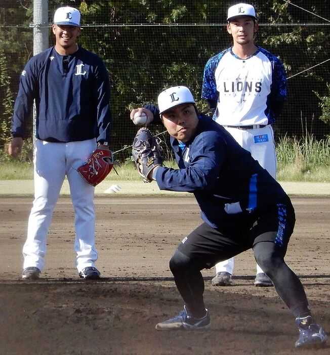 8日の秋季キャンプの練習でノックを受ける平良（右手前）＝埼玉県所沢市内の球団施設