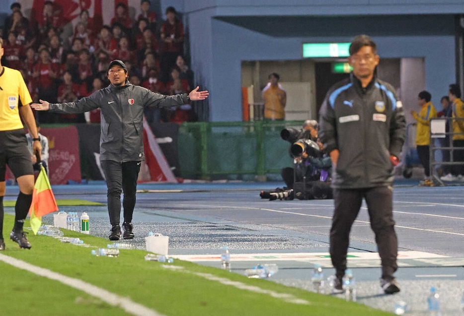 ＜川崎F・鹿島＞前半、試合に臨む鹿島・中後監督（左）と川崎F・鬼木監督（撮影・西海健太郎）