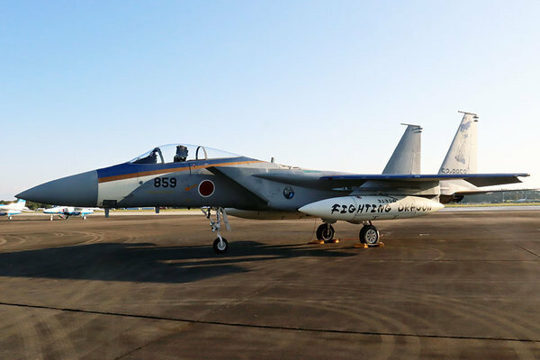 会場で展示された北陸新幹線カラーのＦ-15（乗りものニュース編集部撮影）。