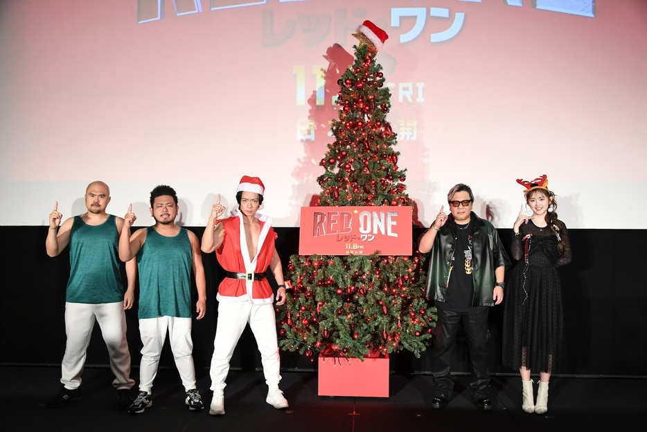 『レッド・ワン』公開記念「世界一マッチョなクリスマスツリー点灯式イベント」が開催！