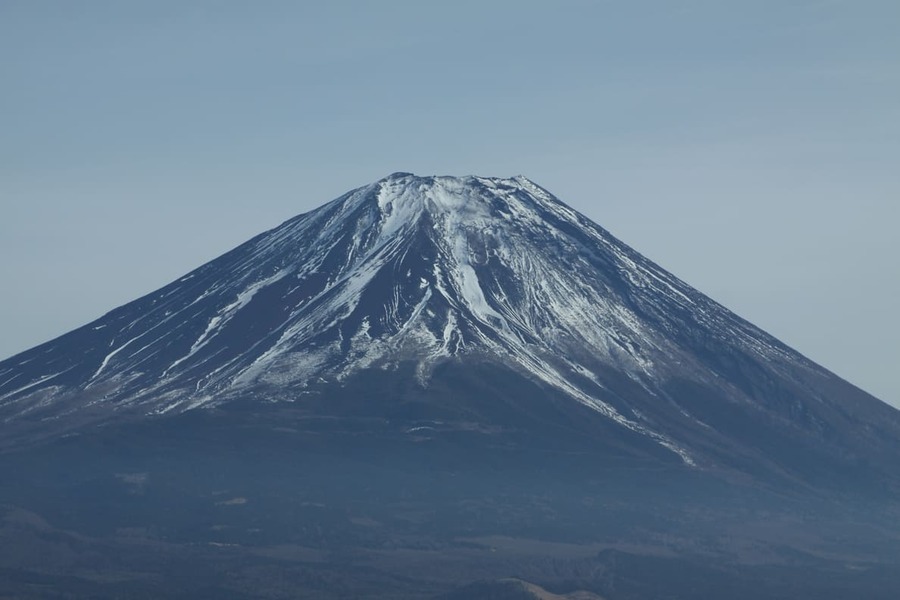 竜ヶ岳山頂へ向かう登山道から望む富士山