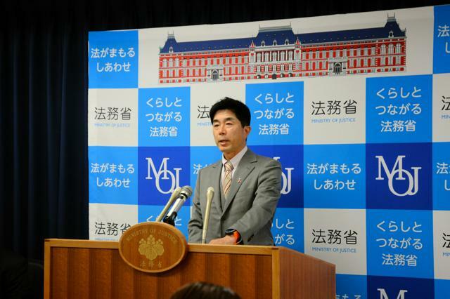 記者会見に臨む牧原秀樹法相=2024年11月1日午前11時1分、法務省、久保田一道撮影