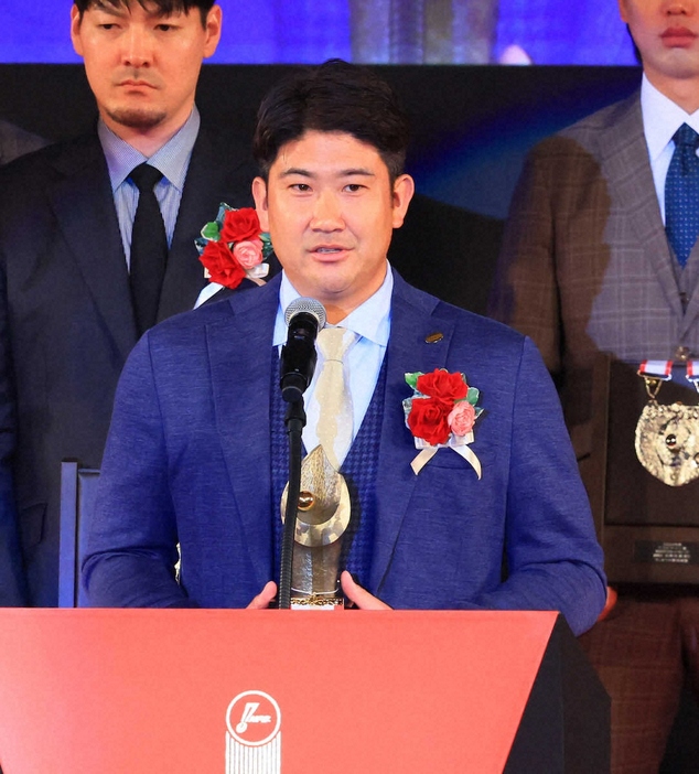 ＜NPB　AWARDS　2024＞最優秀選手賞の菅野（撮影・尾崎　有希）