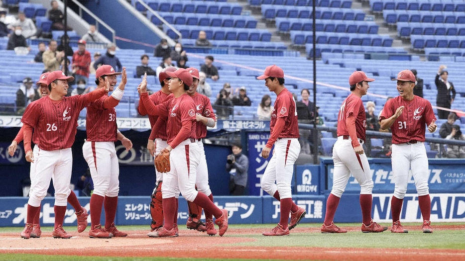 ＜上武大・共栄大＞勝利し、喜ぶ共栄大ナイン（撮影・五島　佑一郎）