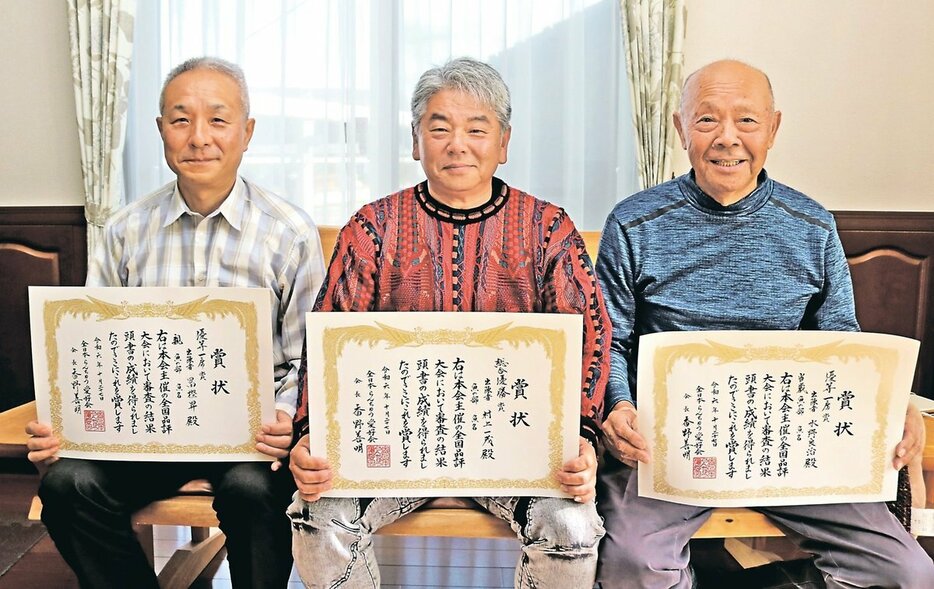 賞状を持ちながら笑顔を見せる左から冨樫さん、村上さん、水野さん