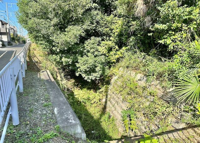 現在は空堀（からぼり）になっており、水は流れていません