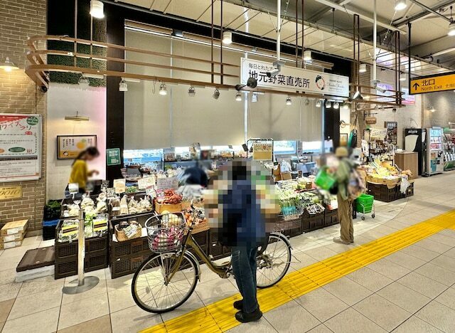 北口に駐輪場があるので、自転車でお野菜を買って買える時にもちょうどいい位置