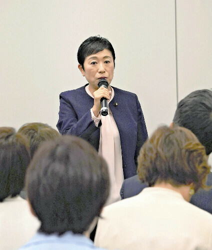 本部長を務める立憲民主党ジェンダー平等推進本部の総会であいさつする辻元清美代表代行（１３日、国会で）