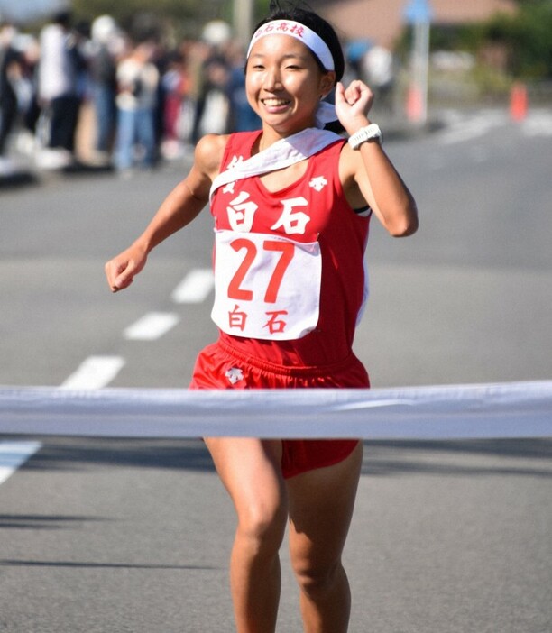 優勝を決め笑顔でゴールする白石のアンカー、光岡琴奈＝佐賀市川副町で2024年11月4日午前10時46分、西脇真一撮影