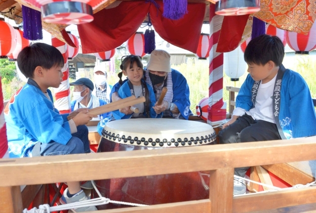 十数年ぶりに披露されたみこしで太鼓をたたく子どもたち=桜井市粟殿