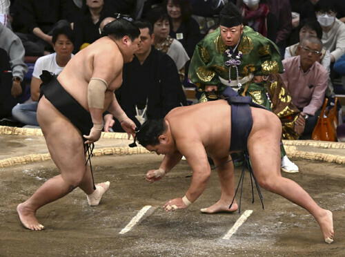 豊昇龍（右）が引き落としで阿炎に敗れる（１６日）＝園田寛志郎撮影