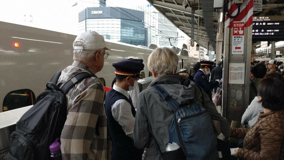 新幹線の運転見合わせで混雑する名古屋駅。駅員に状況を聞く人たちが相次いだ＝利用者提供