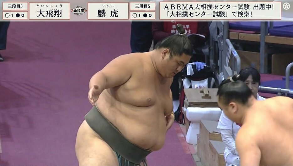 165キロ巨漢力士の大飛翔は驚きの四股を披露する