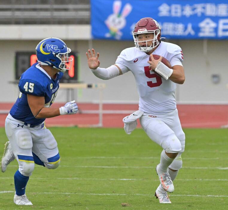 　第３クオーター、攻め上がる立命大のＱＢ・竹田（右）＝撮影・北村雅宏