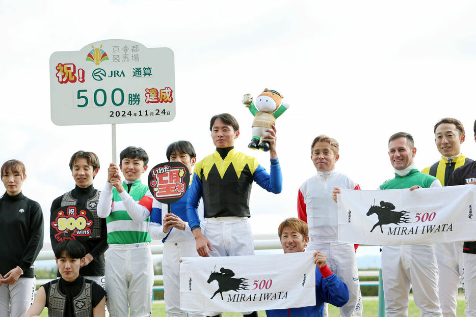 ＪＲＡ通算５００勝を達成し騎手仲間に祝福される岩田望来騎手（中央）（カメラ・谷口　健二）