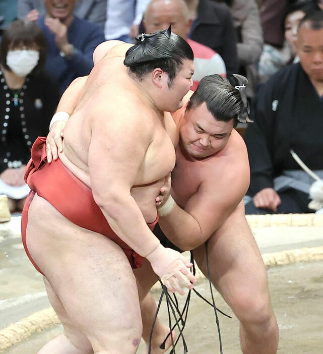 霧島（右）が押し出しで熱海富士を下す（カメラ・豊田　秀一）