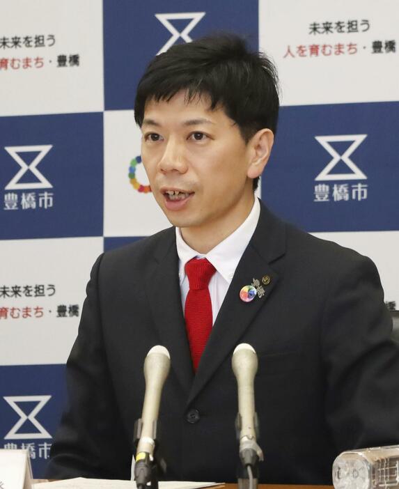 就任後初めての記者会見をする愛知県豊橋市の長坂尚登市長。新アリーナについて契約解除に向けた手続きに入るよう指示した、と表明した＝18日午後、豊橋市役所