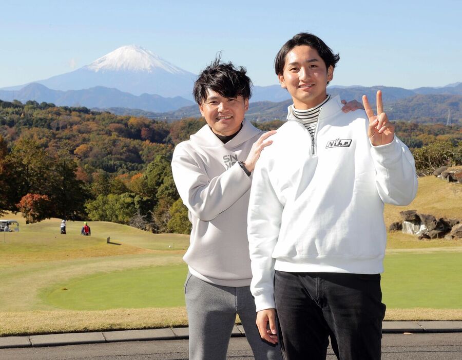 富士山を背に笑顔を見せる杉内俊哉投手チーフコーチ（左）と横川凱