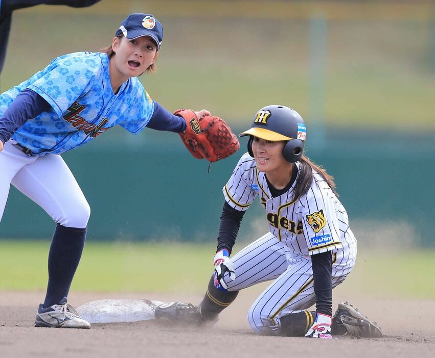 １回１死一塁、一塁走者の西日本選抜・三浦伊織（右）が盗塁に成功する（カメラ・軍司　敦史）