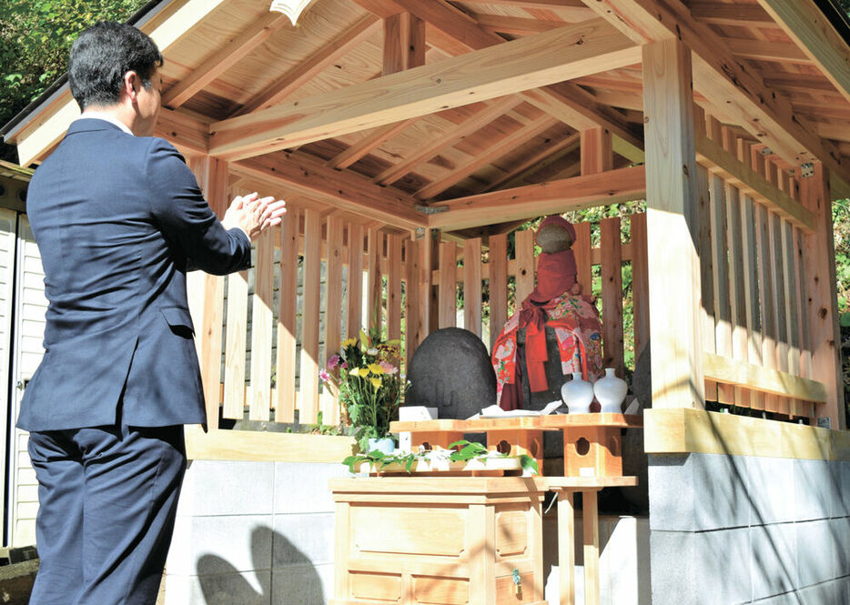 神社参道に移設された五輪堂