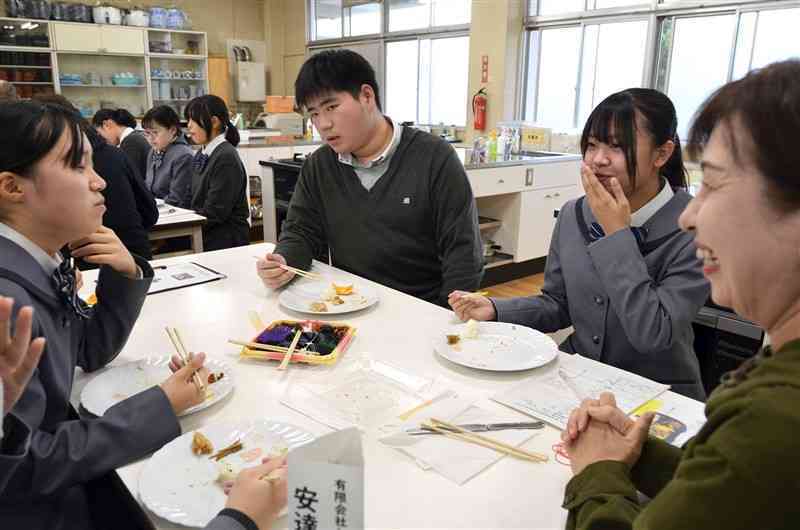 松橋高生が考案したオリジナル弁当を試食する生徒と生産者ら＝20日、宇城市